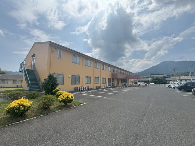 広々とした駐車場と建物外観