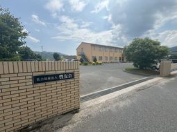 広い駐車場と建物の外観
