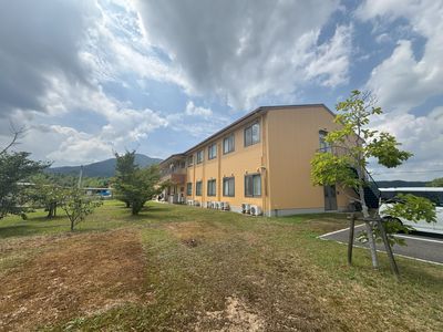 自然に囲まれた建物外観