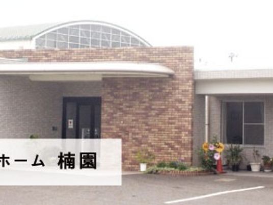 施設外観の正面玄関  