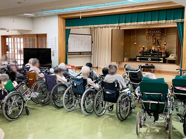 多目的室での活動 多目的室 多くの方がくつろぎながら、活動を楽しんでいます。広々とした空間でのびのびと過ごせます。