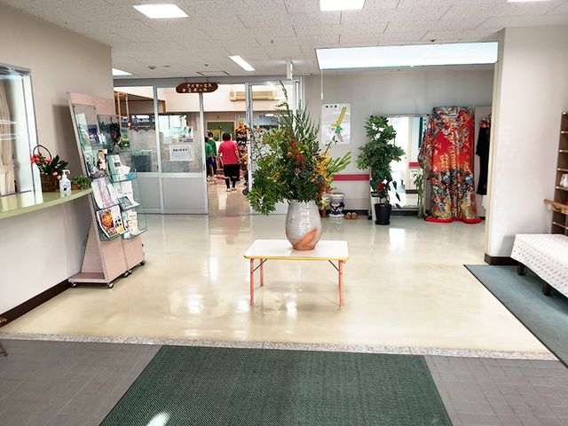 植物が飾られたロビー ロビー 広々とした明るいロビーでは、訪れる人々が落ち着いた雰囲気でお迎えされます。明るい自然光が行き届いています。