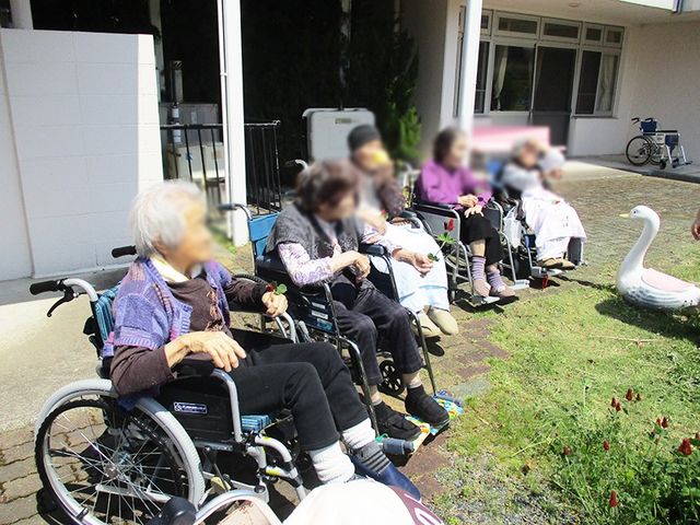 陽だまりの庭 庭 利用者が心地よく日光浴を楽しむ開放的な場所です。リラックスしたひと時を提供しています。
