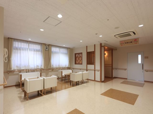 くつろげるラウンジ ラウンジ   広々とした明るい空間で、くつろぎのひとときを過ごせます。ソファに座ってゆったりとお過ごしください。