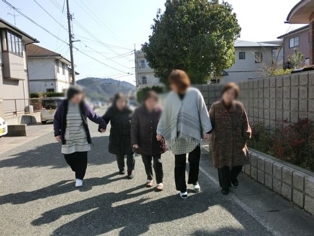 リラックスした様子の庭 庭 天気の良い日の庭で、自然に囲まれている様子です。リラックスした時間を過ごせます。