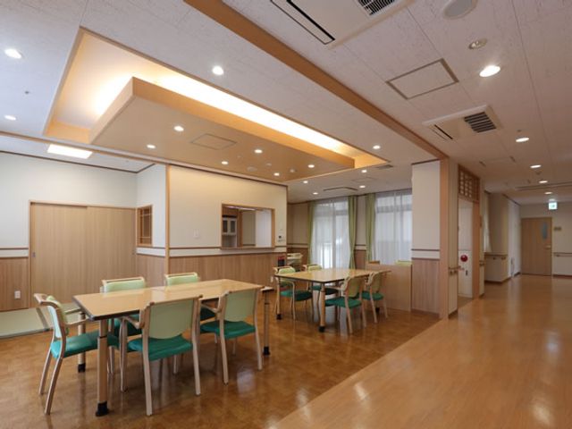 明るい空間の食堂 食堂 自然光がいっぱいに差し込む、開放感のある共有スペースです。リラックスして食事を楽しめます。