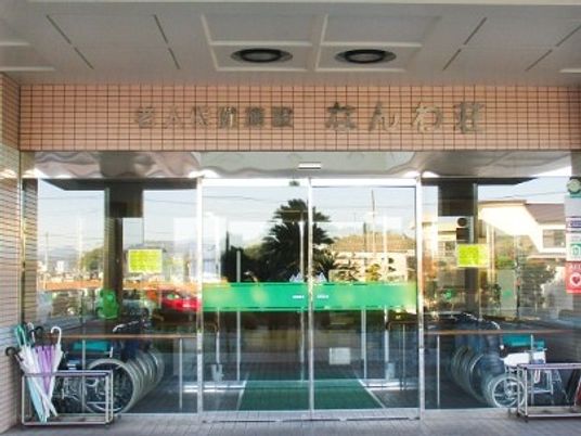 ガラス張りの入口外観  