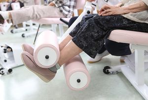 足の運動をする人々の様子