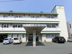 施設の正面外観  