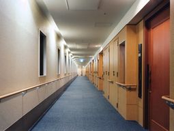 清潔な施設の廊下