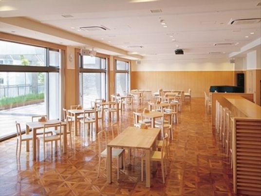 広々とした明るい食堂