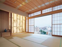 明るい和室の一室