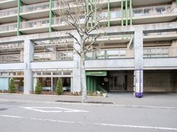 緑の建物のエントランス