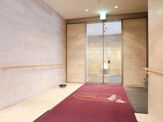 エントランスの広々とした通路
