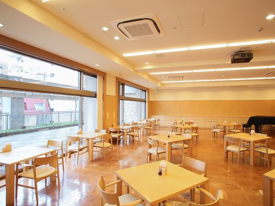 広々とした明るい食堂