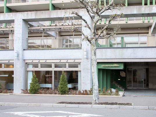 施設正面外観とエントランス