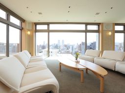 広々とした明るいラウンジ