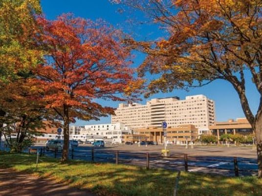 秋の木々と建物の外観  