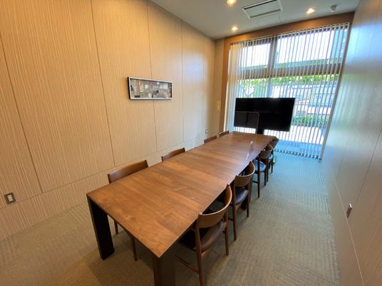会議室のテーブルと椅子