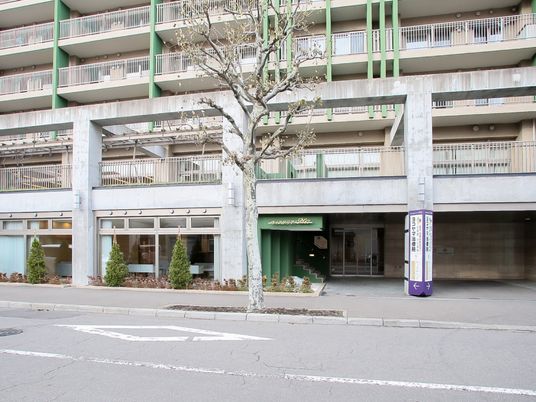 多層建築のエントランス
