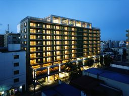 夜景に照らされる建物外観