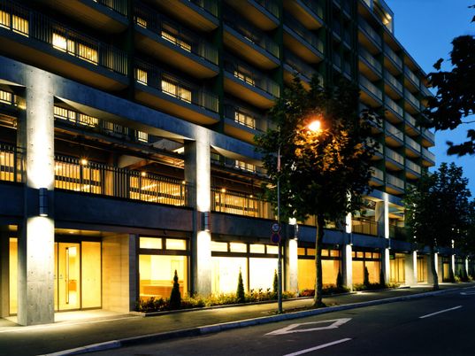 夜景の建物エントランス