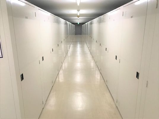 白く清潔な廊下