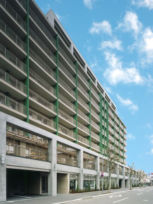 多階層の建物外観