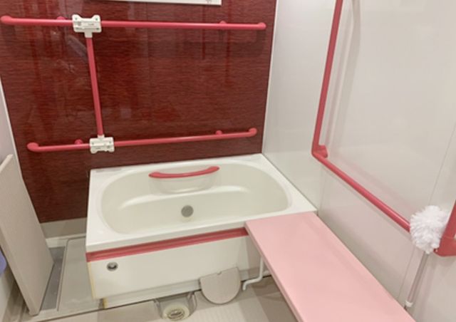 明るく白い浴室