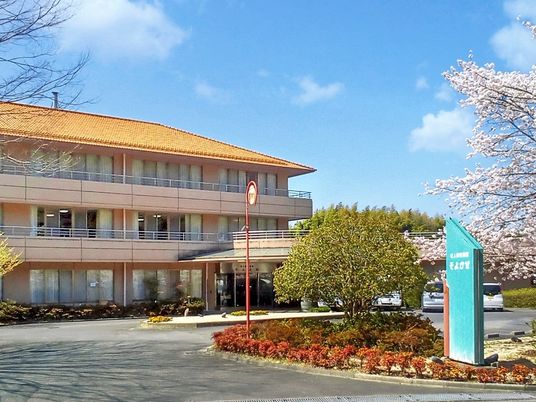 桜並木のある建物外観  