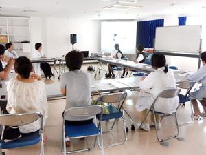 会議室で座る職員たち  