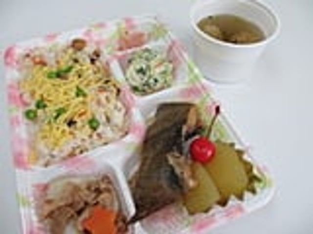 色とりどりの料理の盛り合わせです 料理 栄養バランスが考えられた美味しい食事が提供されます。季節の食材を使用し、彩りも豊かです。