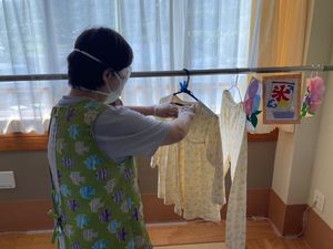 洗濯物を干す様子の居室