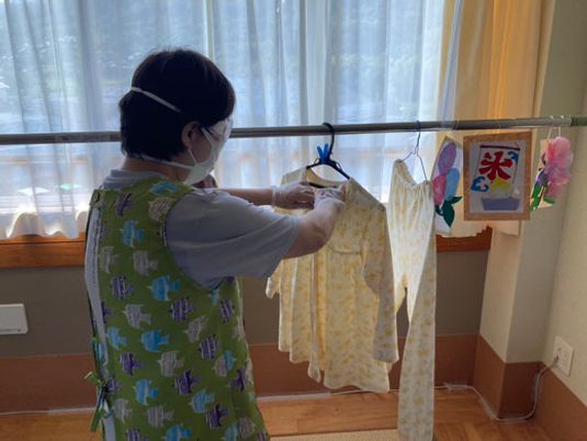 洗濯物を干す様子の居室