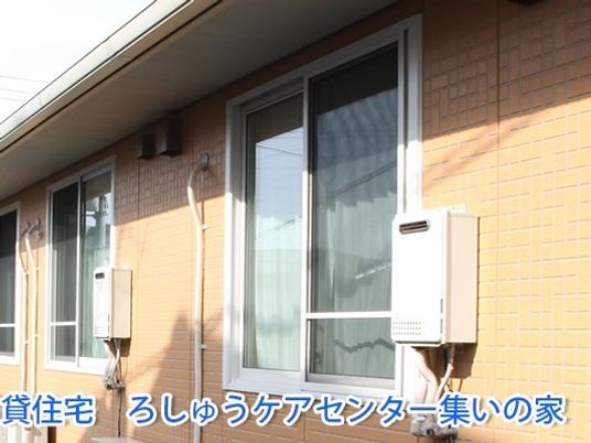 外観の窓と壁面  