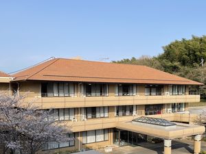 桜前の建物外観  