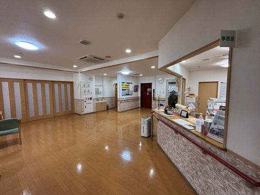 広々とした受付フロント