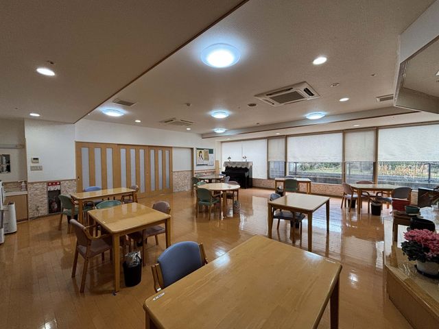 自然光あふれるダイニングルーム ダイニングルーム 広々としたダイニングでは、自然光を浴びながらゆったりとお食事を楽しめます。