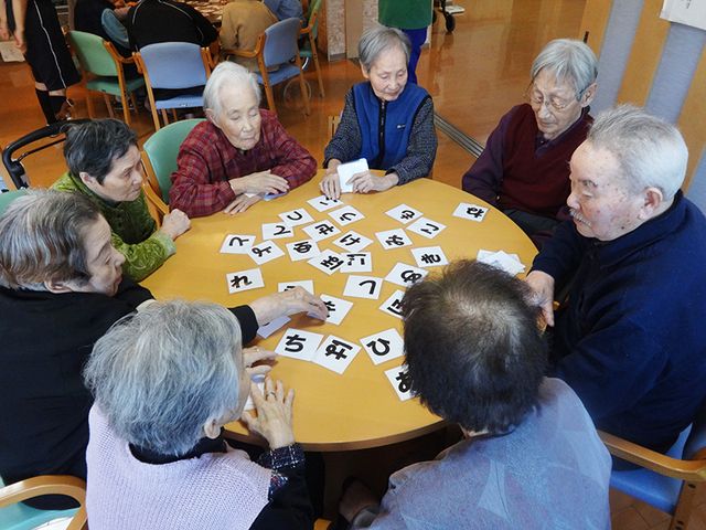 集団での活動シーン レクリレーション 同僚と共に楽しむレクリエーションで、利用者の方々の笑顔が咲きます。チームワークを育てる場でもあります。