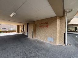 施設のエントランス  