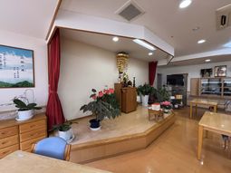 自然光の入るテーブルと植物のある室内