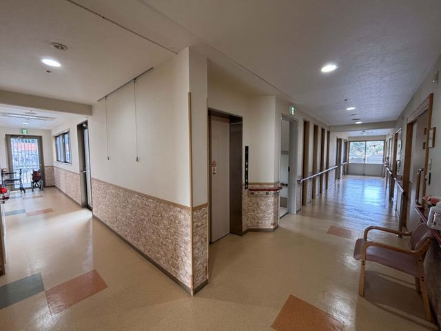 明るい廊下 廊下 光が差し込む、開放的で歩きやすい廊下です。両側に手すりがあり、安心して移動できます。