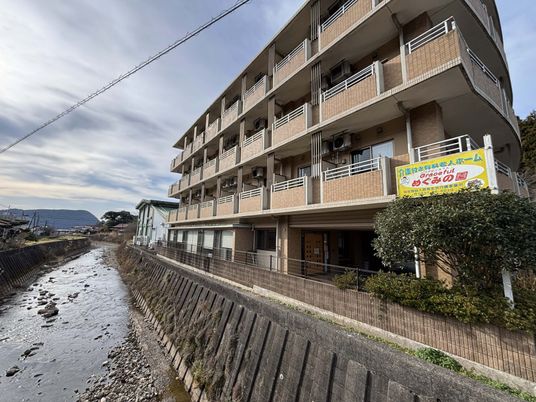 清流沿いの外観