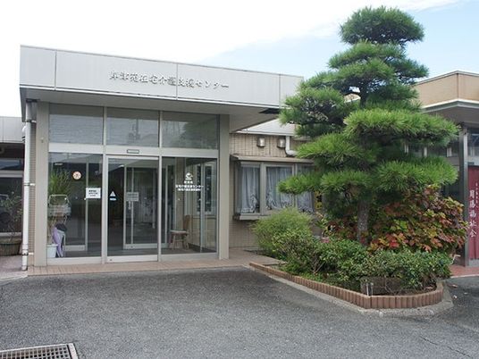 施設の正面玄関  