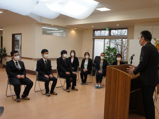 研修中のスタッフが並ぶ会場  