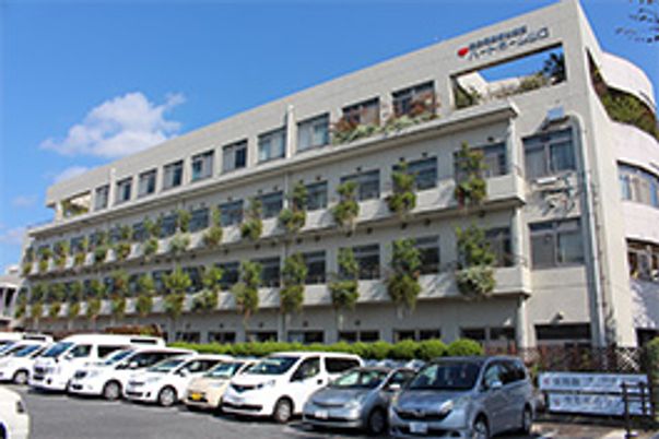 緑に囲まれた建物外観