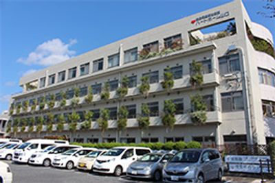 緑に囲まれた建物外観