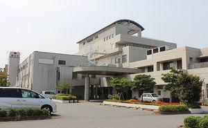 白い外壁の建物外観