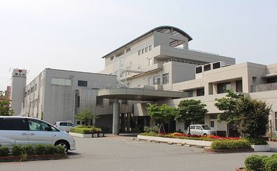 白い外壁の建物外観