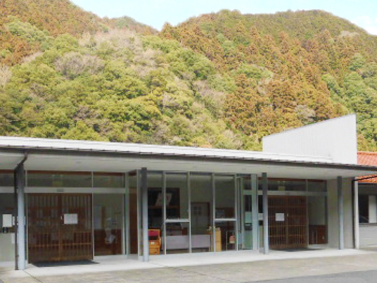 自然に囲まれた施設外観  